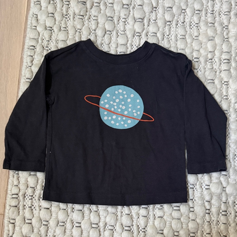 Hanna Andersson Black Tee with Blue and Red Planet Graphic